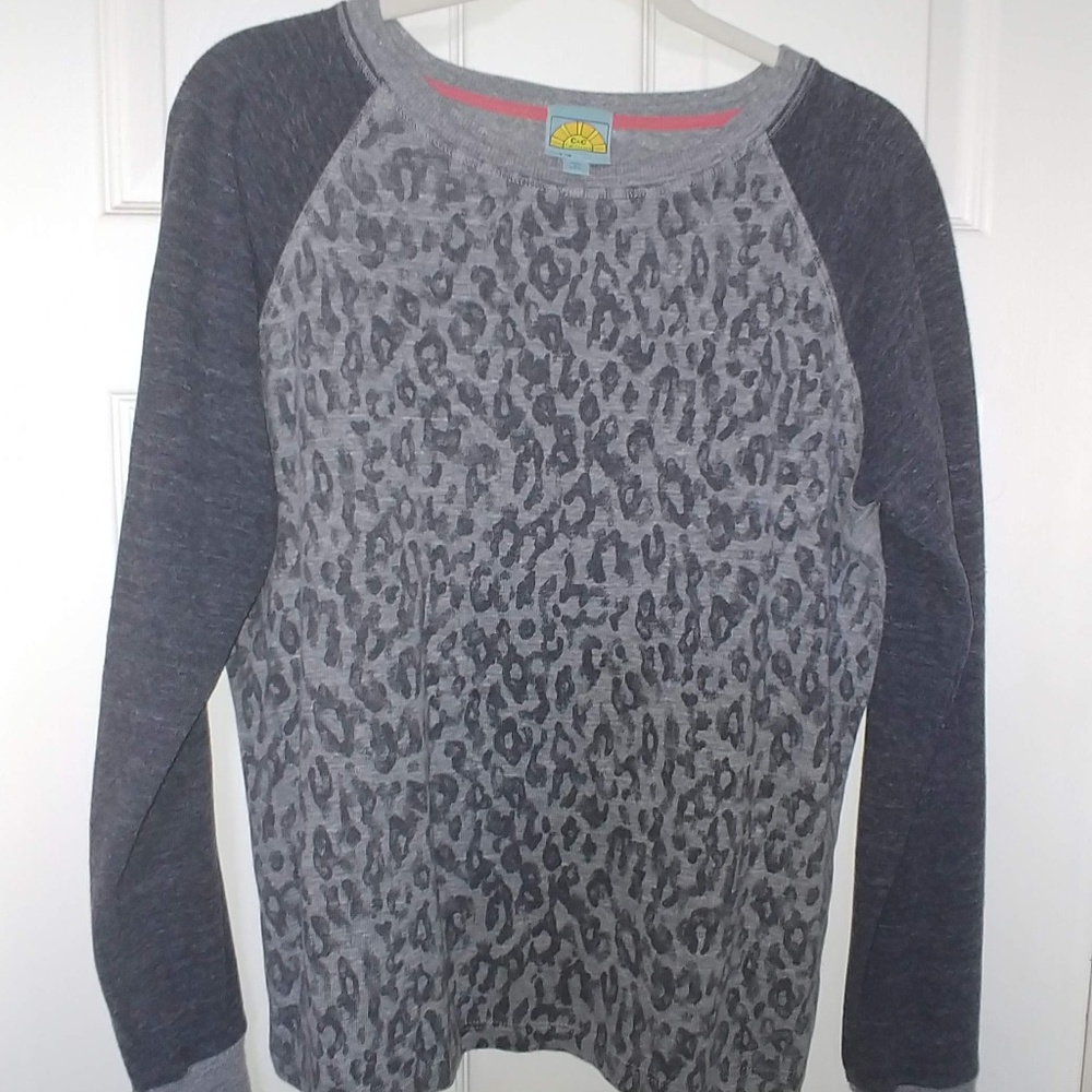 Raglan style sweatshirt with leopard print